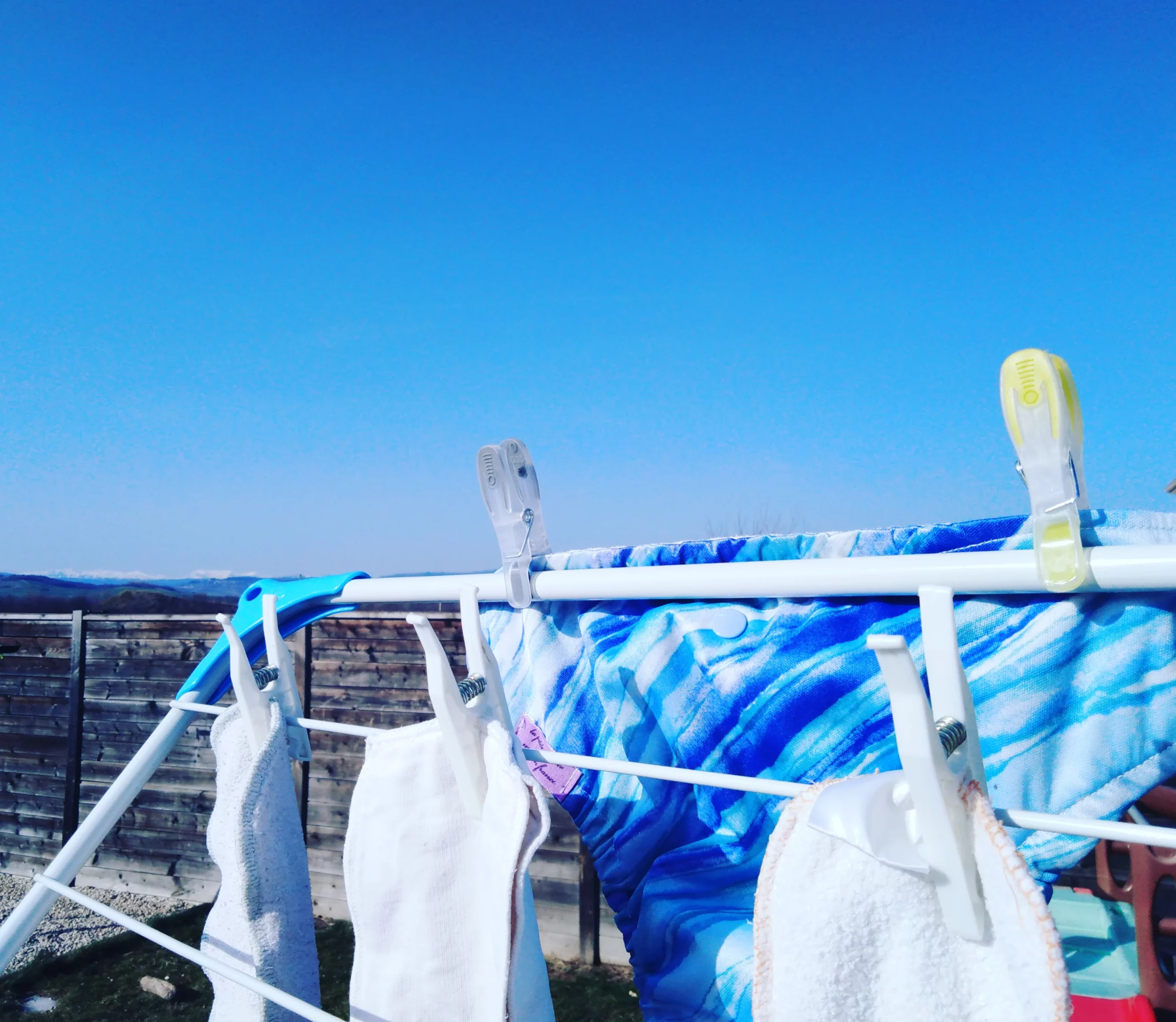 des couches lavables qui sèchent au soleil